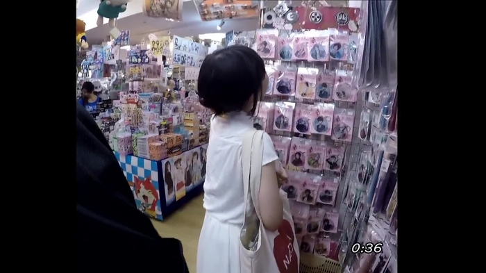 【盗撮動画】文房具店でしゃがみパンチラを盗撮されてる素人娘がエッチすぎると話題