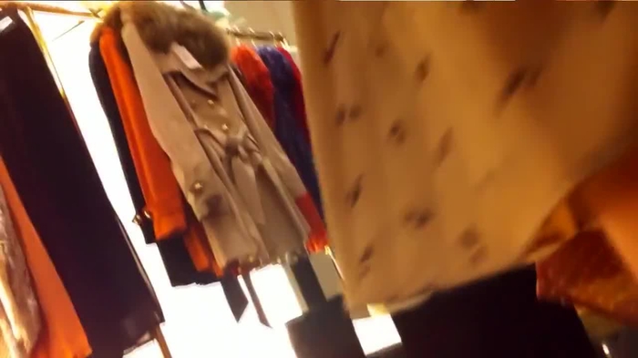 【盗撮動画】激カワギャル店員逆さ撮りパンチラ攻略。ガチにしか見えない危険な動画をご覧ください…