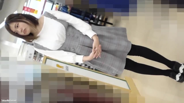 【盗撮動画】尻が透け透けのドスケベパンティ穿いて仕事中のニーハイ店員逆さ撮りパンチラ