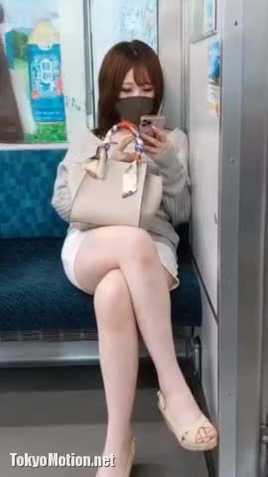 【盗撮動画】電車内対面パンチラ！脚組み美女の一瞬の気の緩みで望むスケベな生パンティ