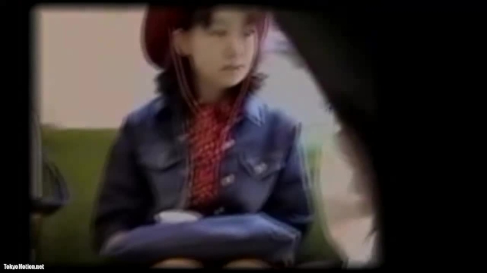 【盗撮動画】伝説の電車対面パンチラ。ママと並んで座るカウガール美少女をこっそり隠し撮り