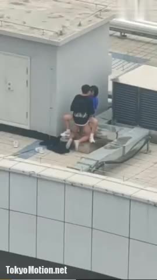 スマホ個人撮影 ガチ物っぽいw 屋上で青姦SEXしてる若い大学生カップルを盗撮…！！
