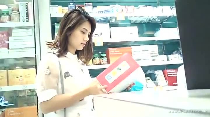 【盗撮動画】Sランクモデル級美女の逆さ撮り”激食い込み”パンチラ、いくらなんでもスケベすぎる