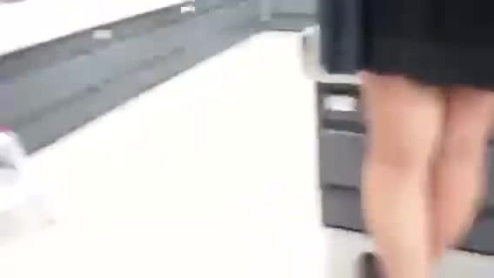 【盗撮動画】超危険人物「立ち読み中の制服娘のスカートの中をデジカメでフラッシュ撮影してみた」