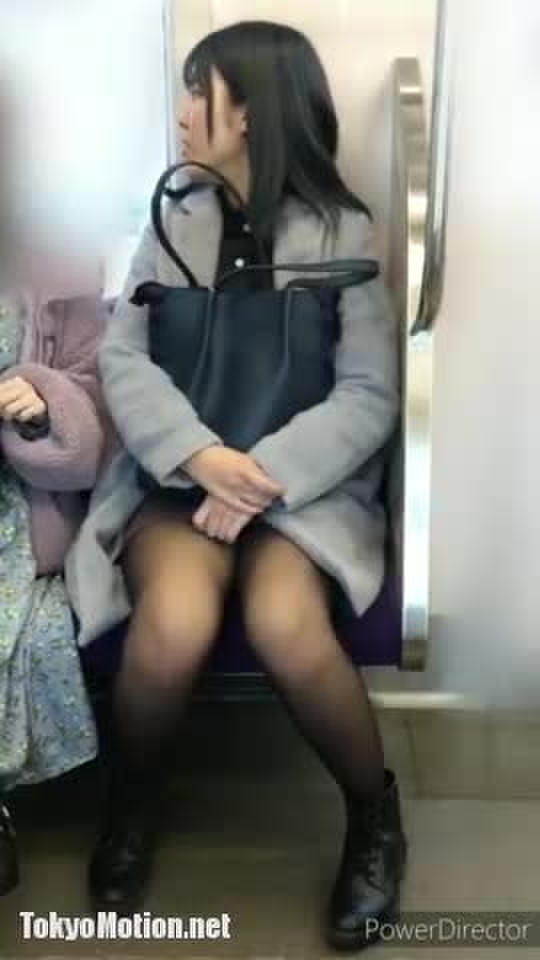 【盗撮動画】S級美人な黒髪清楚系JDの電車対面パンチラ。黒ストの奥に光る白パンティ