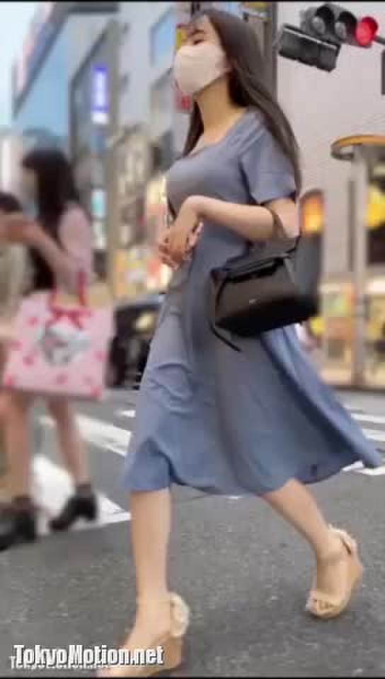 【盗撮動画】スケベな服装で出歩くS級美女のスカートめくりパンチラ！予想通りのTバックで尻丸見え
