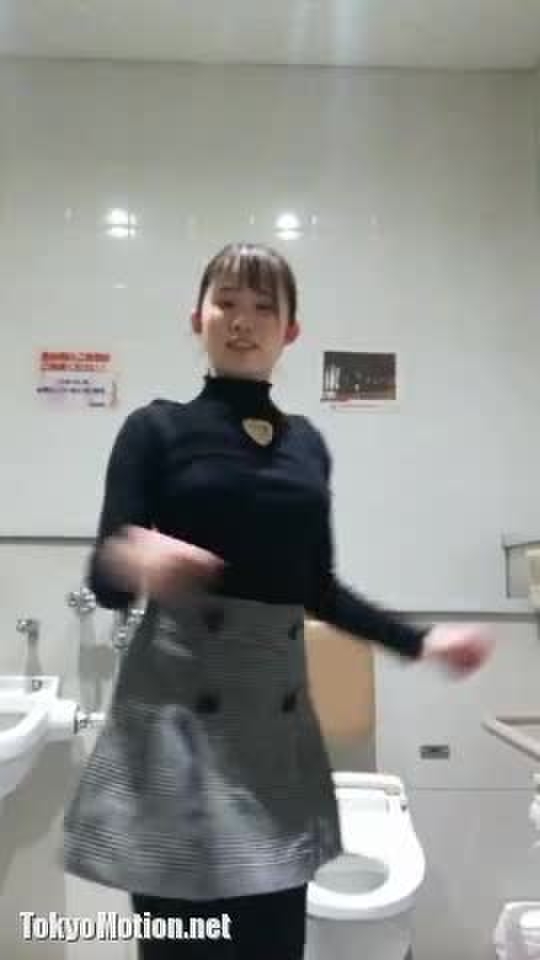 スマホ個人撮影 多目的トイレで変態オナニー自撮りする色白の美乳女子w