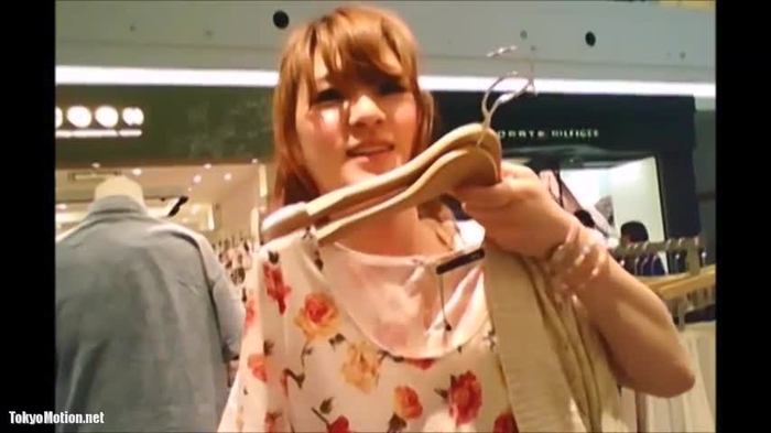 【盗撮動画】店内逆さ撮りパンチラ。ハーフ顔の激カワショップ店員の水玉パンティです