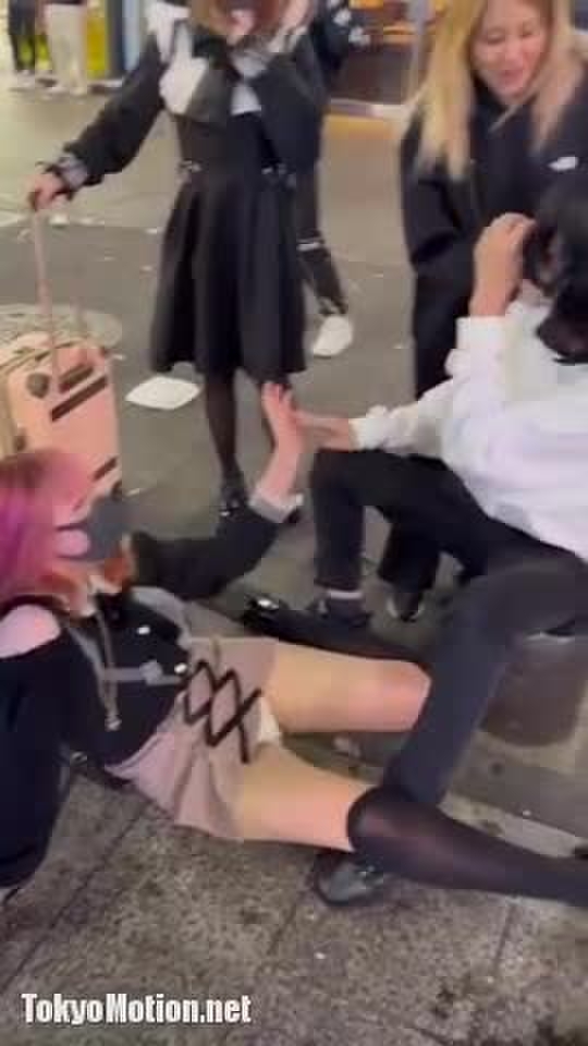 スマホ個人撮影 かまってちゃん？逆ナンされてる男の前でパンツ見せてるいまどきガールw
