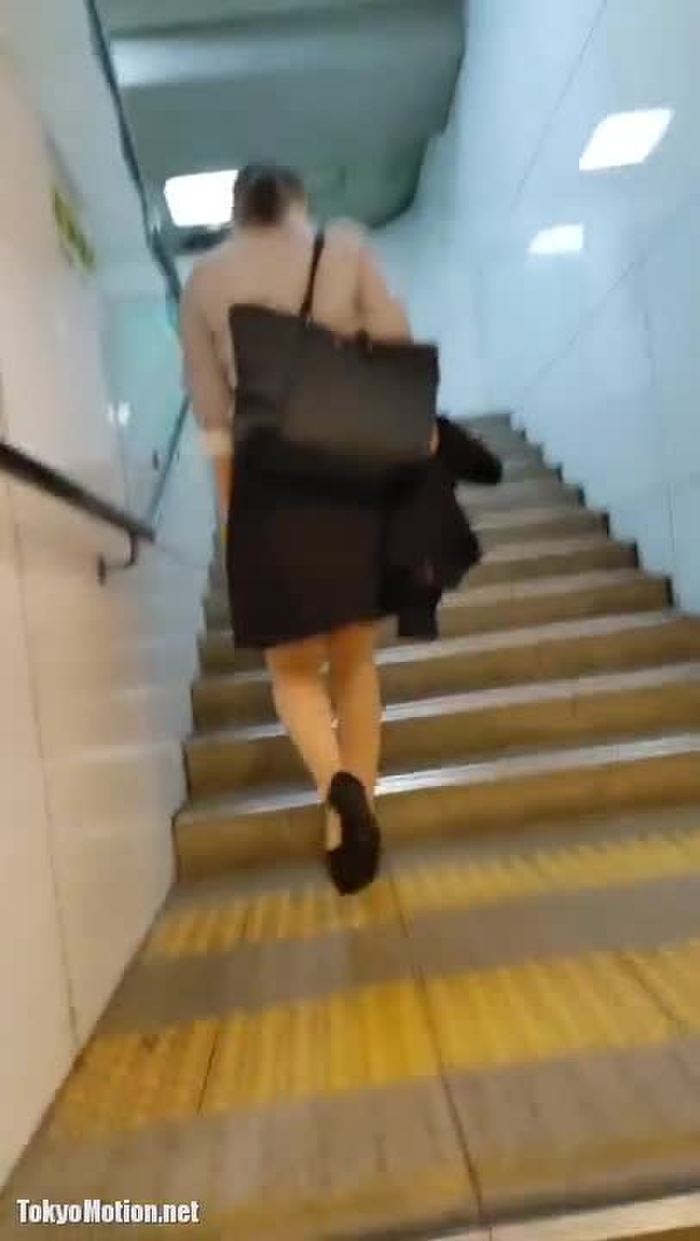 【盗撮動画】めくり有り。駅の美人OLたちを付け狙う超危険人物のパンチラ動画がこちら・・・