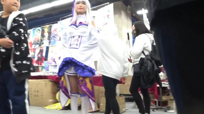 【盗撮動画】コミケ会場で逆さ撮り事案。可愛いアニコス娘のピンクの柄パン動画が公開される