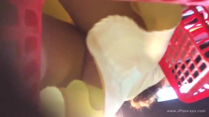 【盗撮動画】ガチもの取扱い注意！ショッピングモールで若い娘を逆さ撮りしまくる危険人物のパンチラ動画