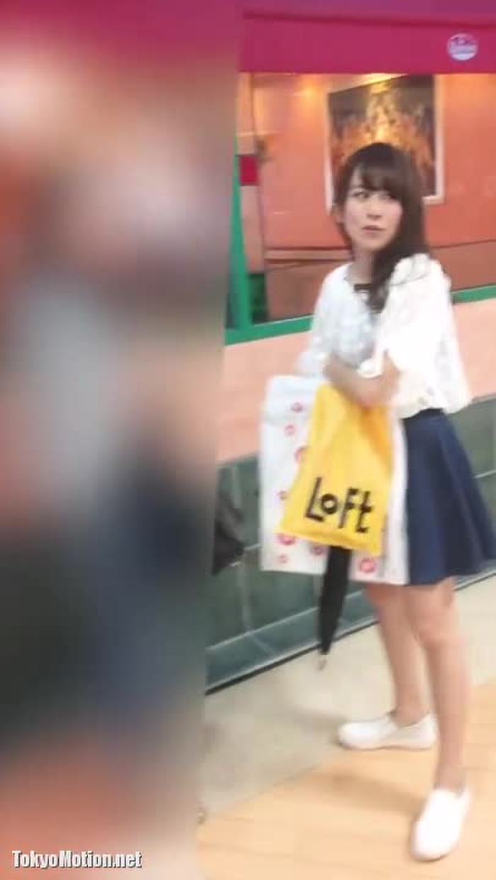 スマホ個人撮影 ショッピングモールで買い物中の可愛い娘たちを尾行→純白パンチラを逆さ撮り…!!