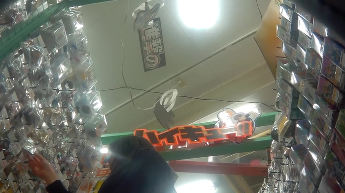 【盗撮動画】古本屋で立ち読み中の地味系制服JKは高確率でパンチラ撮られているという事実・・・