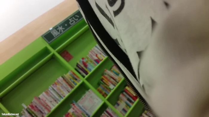 スマホ個人撮影 ガチ…？？本屋でお買い物中の女性のスカートに精子ぶっかける変態男…！！