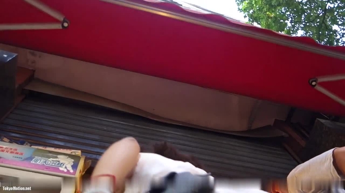 【盗撮動画】露天で買い物中の素人女子逆さ撮りパンチラ！かなりの上玉の生パンですww