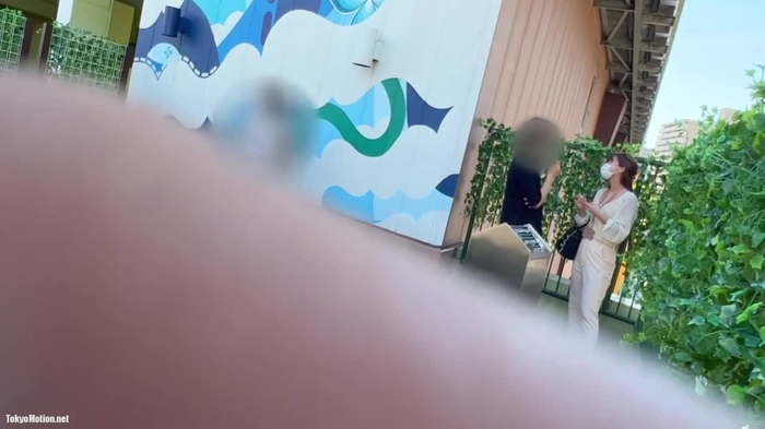スマホ個人撮影 お外で昼休み中の清楚系っぽい可愛いOLさんの胸チラを盗撮…！！
