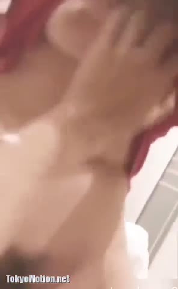 スマホ個人撮影 JDっぽい美巨乳娘が騎乗位で腰振りまくって感じてる着衣ハメ撮り…！！