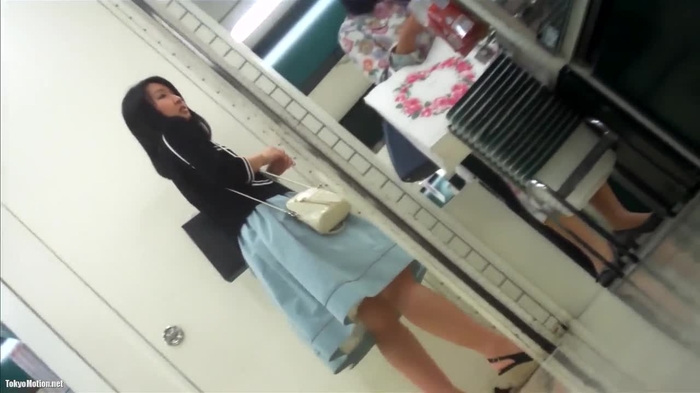【盗撮動画】買い物中の黒髪清楚系の女子学生のスカートの中はやっぱり純白パンティだった