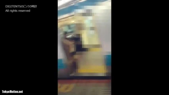 【盗撮動画】超危険人物のやばすぎるスカートめくり動画、真面目そうなメガネ女子生徒の縞パン