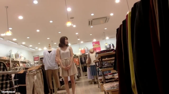 スマホ個人撮影 ショップ店員のパンツも乳首も丸見えでたっぷり全身を堪能した!!