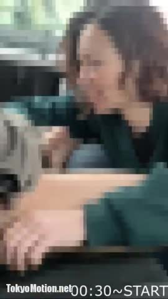 スマホ個人撮影 車内でフェラして口内射精されてる生々しいショートパーマ娘、、！