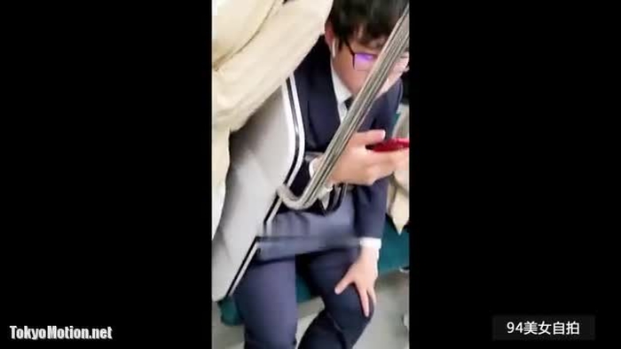スマホ個人撮影 電車内でスマホいじってる色白お姉さんの乳首をがっつり盗撮、、