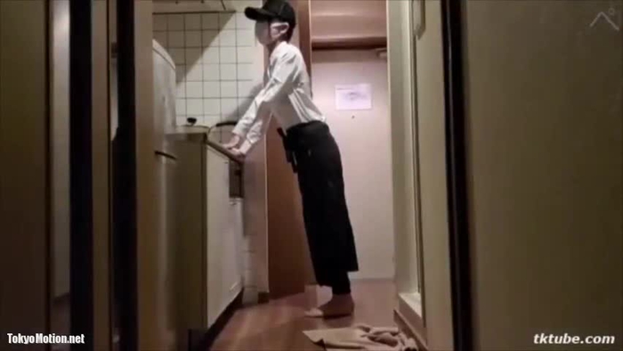 スマホ個人撮影 飲食店バイトのギャルを家に連れ込んで制服のままパコって中出し…!!