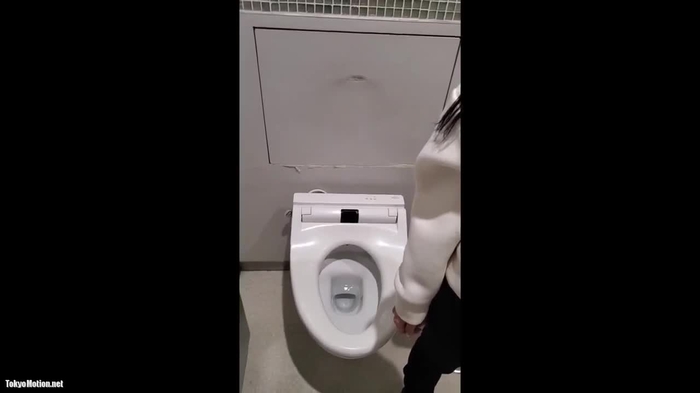 スマホ個人撮影 前髪ぱっつんの黒髪ロング娘がトイレでイラマフェラ、、最後はドアをノックされて大慌てw