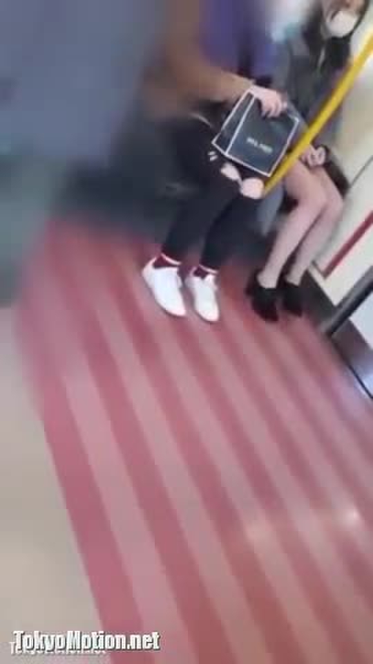 スマホ個人撮影 電車の対面に可愛いギャルがいたのでパンチラ盗撮→バレてけなされるwww