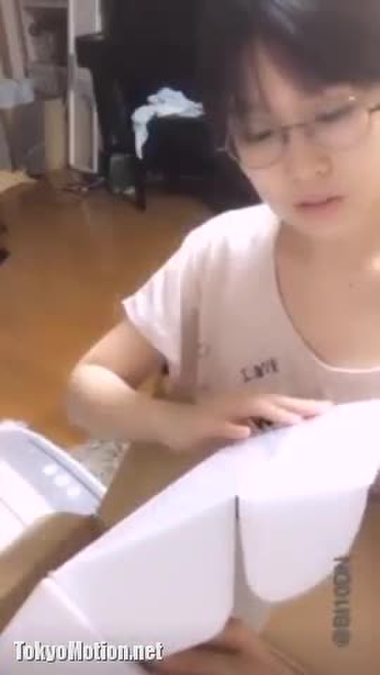 スマホ個人撮影 おしゃべり中で隙だらけなメガネっ娘の瞬間胸チラGETした…！！