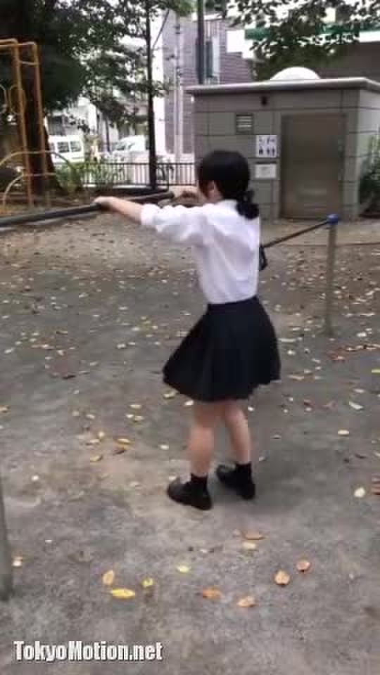 スマホ個人撮影 スカート穿いたまま鉄棒する制服娘→パンチラして友達にいじられるww 1