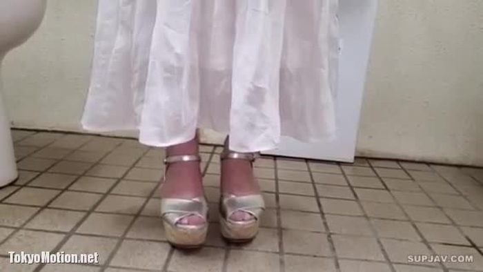 スマホ個人撮影 欲求不満が爆発！！色白×細身のかわいい人妻とトイレで濃厚中出しSEX☆