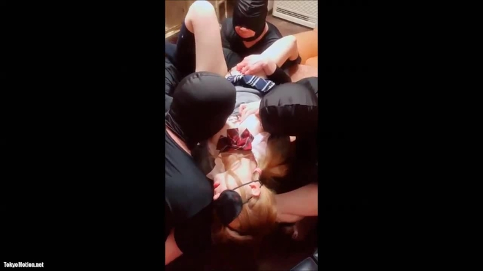 スマホ個人撮影 4人の男にもみくちゃ体いじられてる制服色白ギャル→母乳噴射！！