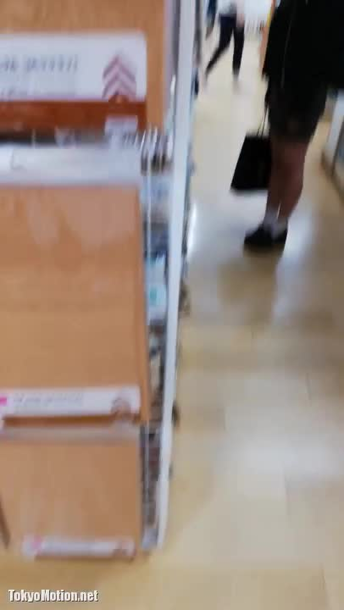 スマホ個人撮影 お買い物中のミニスカ巨乳娘を盗撮→お願いしてオッパイ揉ませてもらったv