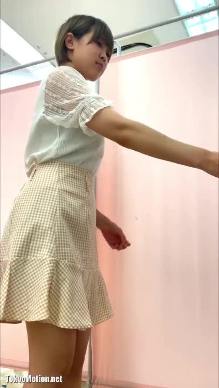 スマホ個人撮影 病院の検査で着替えるショトカ娘を盗撮→形の良い巨乳オッパイが丸見え…!!