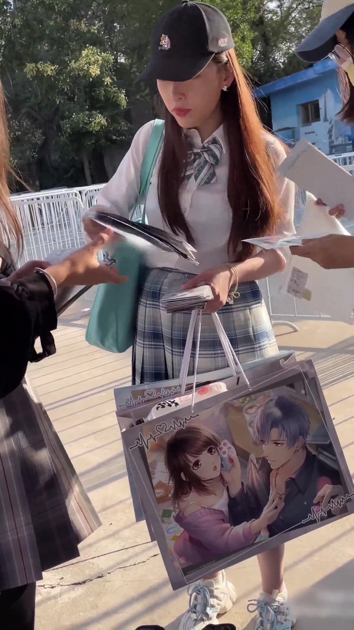 【盗撮動画】超鮮明逆さ撮りパンチラ！アニメイベントでビラ配り中のJK制服コスプレ娘の純白Pの