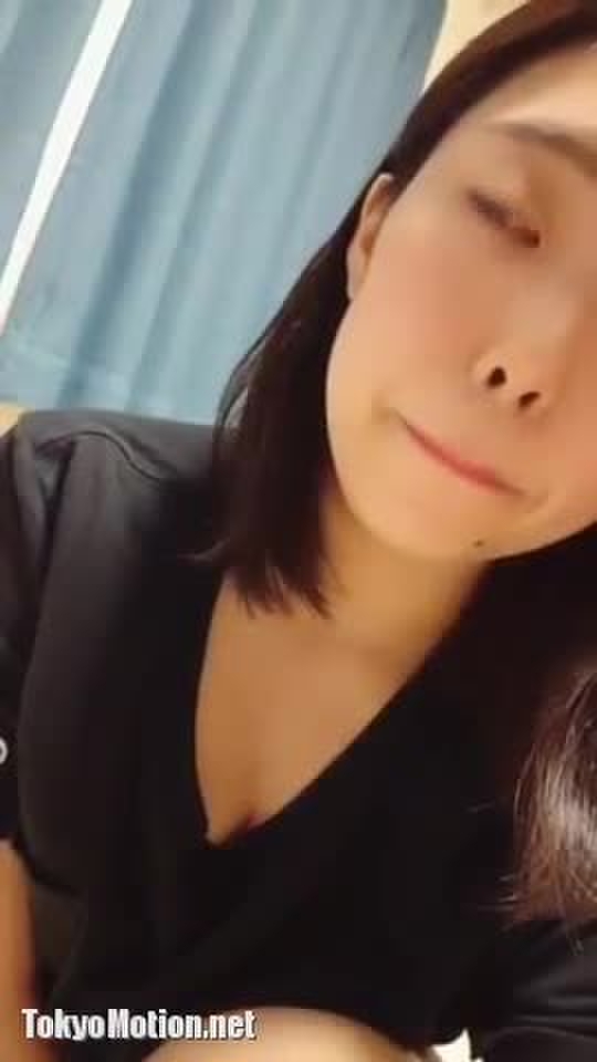 スマホ個人撮影 浮気相手の要望で彼氏に見つからないようにエロ自撮りをする美乳娘…！！