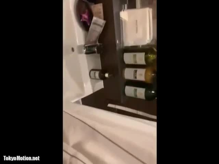 スマホ個人撮影 潮吹き＆喘ぎまくりな敏感パイパンギャルと濃厚自撮りセックス!!!