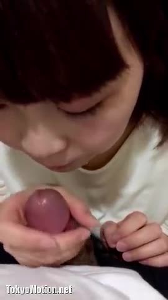 スマホ個人撮影 デート中にムラムラしたから色白彼女にトイレで抜いてもらった→口内射精♪