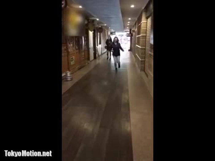 スマホ個人撮影 ガチww人のいない屋内でパンツ露出してふざけ合うギャル軍団ww