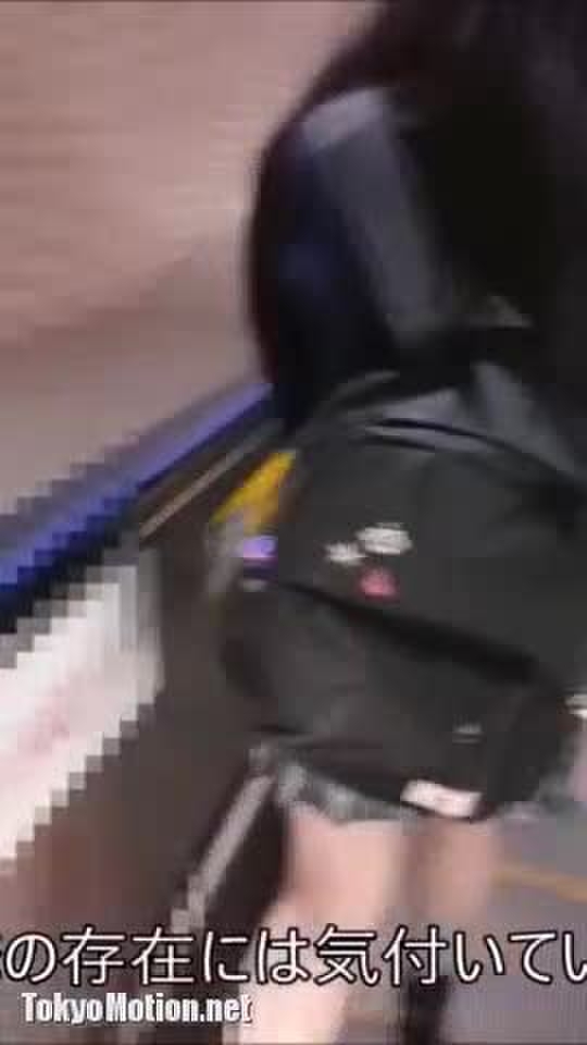 【盗撮動画】逆さ撮り⇒対面盗撮で制服JKのピンクサテンパンティを完全攻略する危険人物