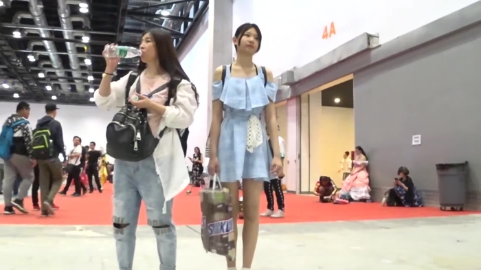 【盗撮動画】ワンチャンJK！頂点を極めた超絶美少女の綿パンツを逆さ撮りした幻のパンチラ動画がこちら