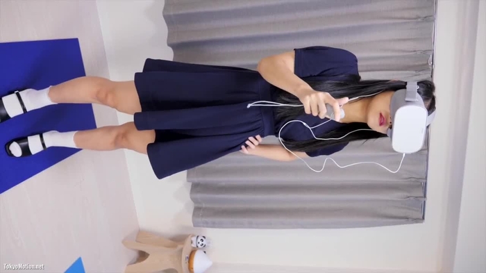 【盗撮動画】VRに夢中になっている娘のスカートをめくり上げてパンチラ盗撮大成功www