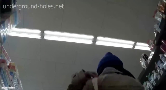 【盗撮動画】ドラッグストア店内盗撮。白サテンP女子の前屈みの瞬間を見事に捉えた至高の逆さ撮り映像