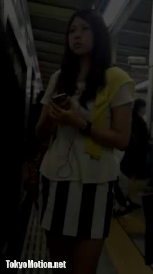 【盗撮動画】かなり不機嫌そうな素人ギャルのピンクパンティをガンガンに逆さ撮りする超危険人物
