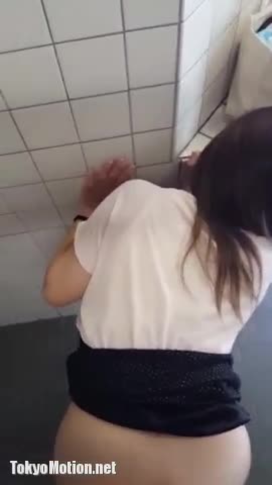 スマホ個人撮影 人いるじゃんwトイレの入り口付近で露出SEXする変態カップルww 1