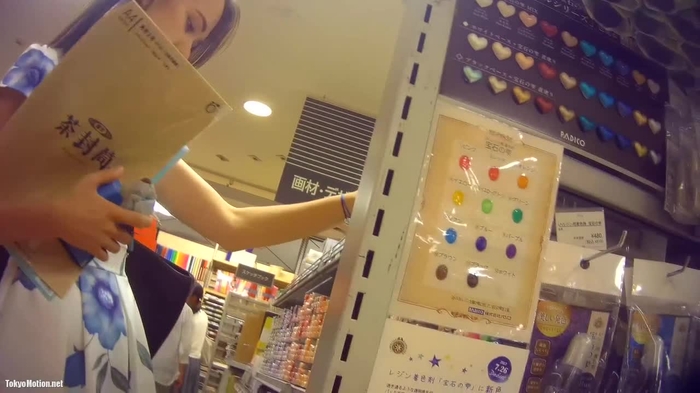 【盗撮動画】文房具店でお尻透け透けの純白パンティを逆さ撮りされるハーフ顔激カワJD