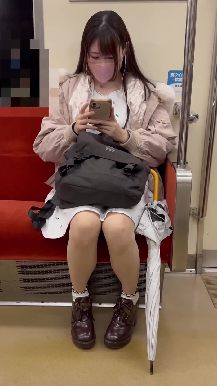 【盗撮動画】アイドル顔私服JD逆さ撮りパンチラ！駅のホームで電車待ち中のところへ長時間滞空