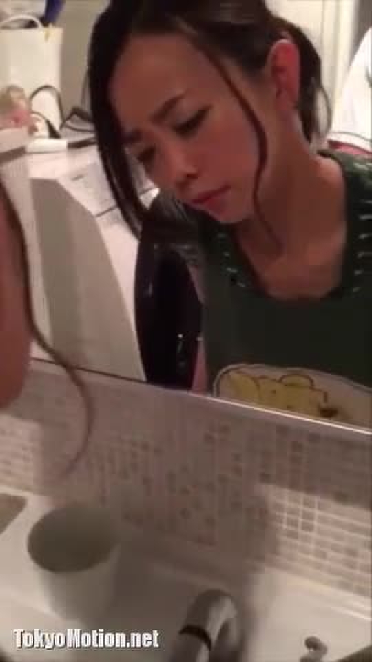 スマホ個人撮影 ドS彼氏の言いなり…洗面所で立ちバックハメ撮りされる従順女…!!